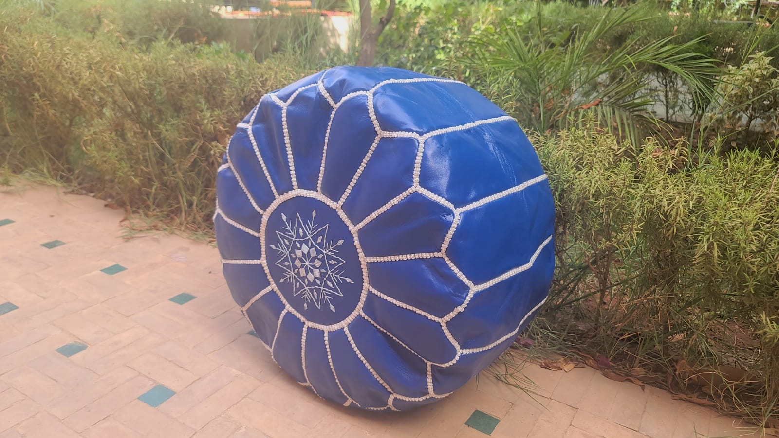  Pouf leather and Sabra silk Blue, White Morocco