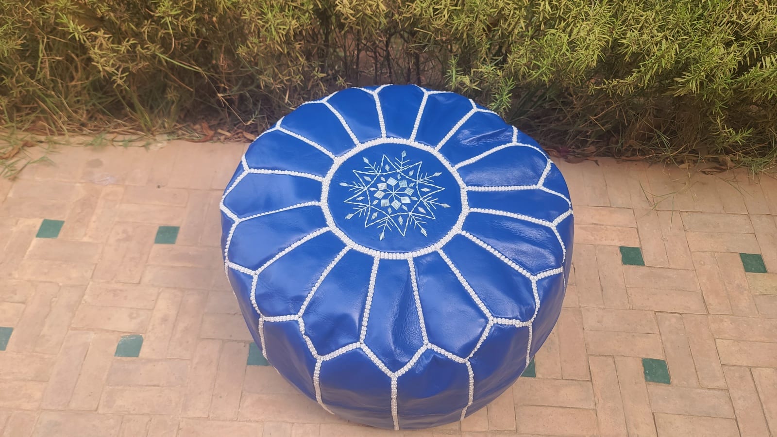  Pouf leather and Sabra silk Blue, White Morocco