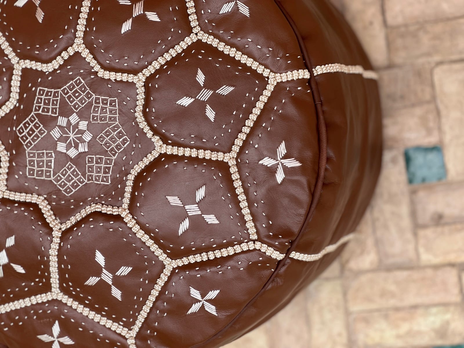  Pouf leather and Sabra silk Brown, White Morocco