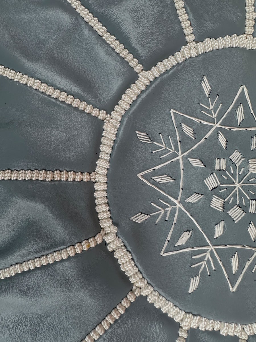  Pouf leather and Sabra silk Grey, White Morocco
