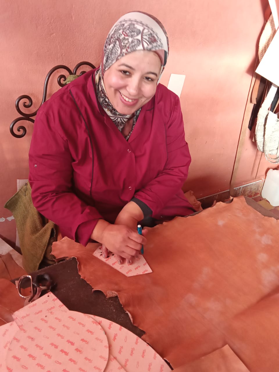  Pouf leather and Sabra silk Colored Morocco