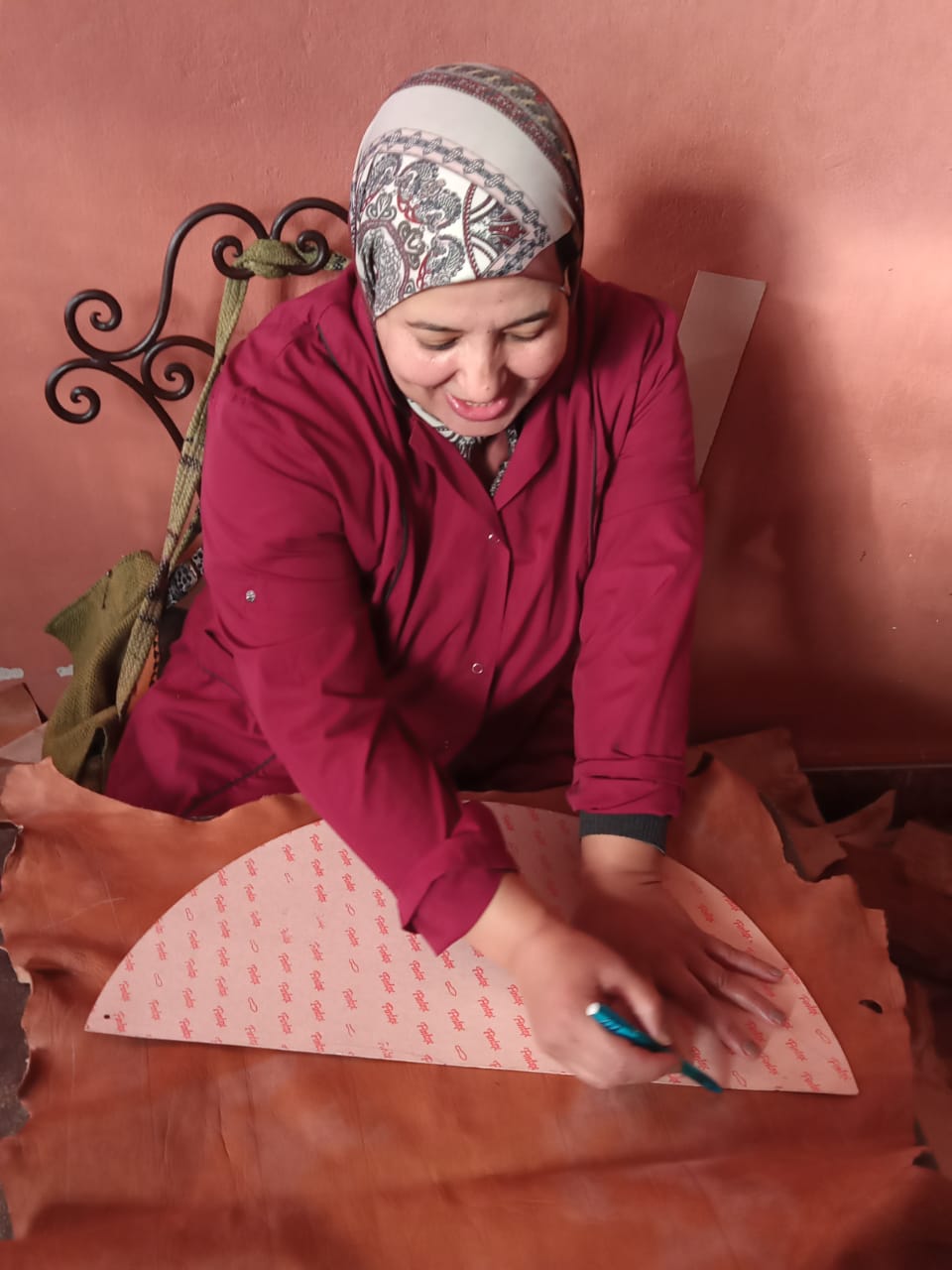  Pouf leather and Sabra silk Colored Morocco