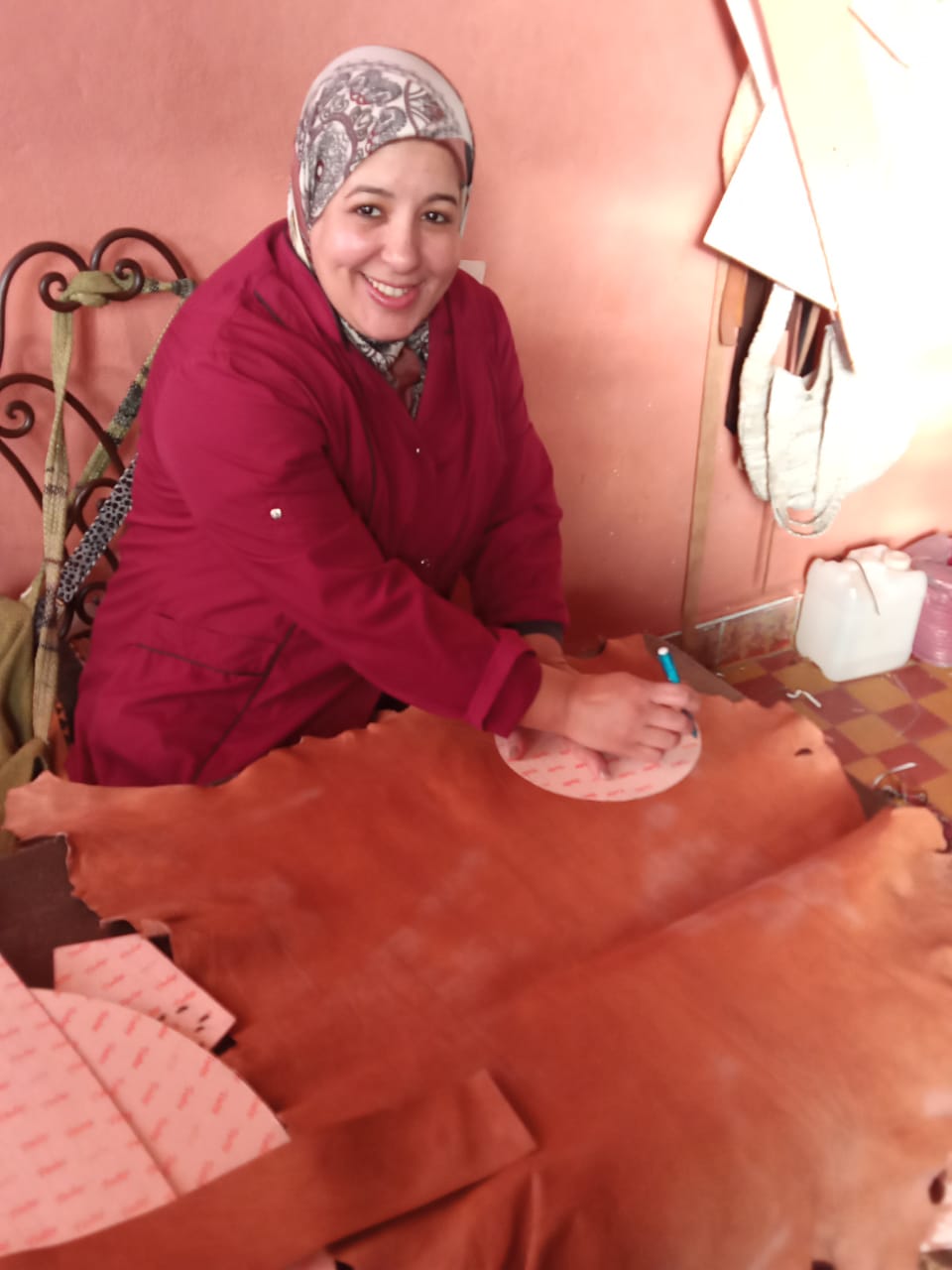  Pouf leather and Sabra silk Colored Morocco