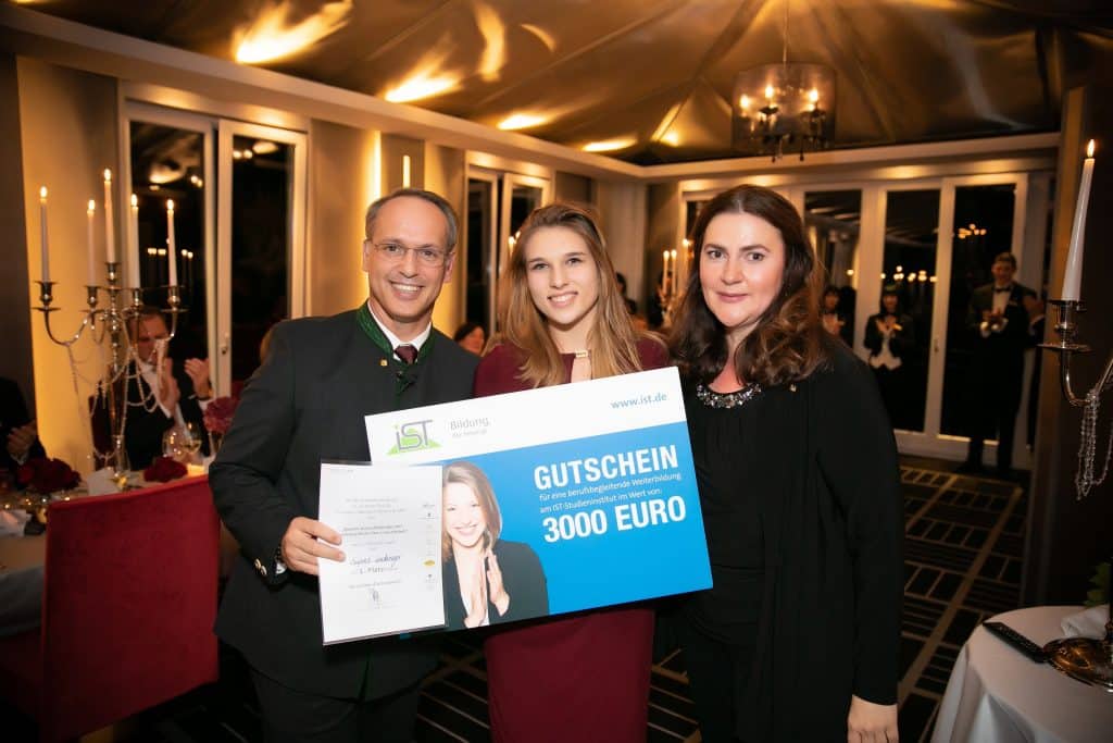 Siegard Lackinger (center), prospective hotel manager in the second year of her apprenticeship, wins the trainee contest of the selection of German luxury hotels! Great! Congratulations! (Photo: SDL)