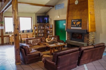 Auberge de jeunesse Hi Chamonix Mont-Blanc : Outside Chamonix Mont Blanc Hostel with a view of the hostel and entrance and tea mountain