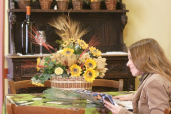 Florence - Ostello del Chianti : Florença Tavarnelle Chianti YH clientes leitura em uma sala de jantar mesa