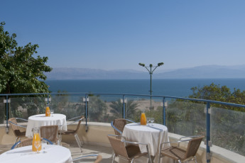 Ein Gedi : Terrace at the Ein Gedi hostel in Israel