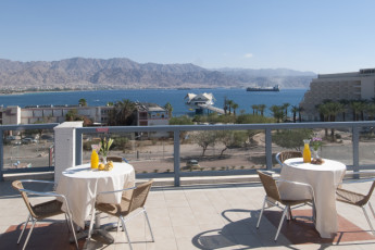 Eilat : Dining terrace at the Eilat Hostel in Israel