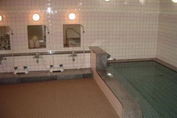 Sapporo - Sapporo International YH : Showers and Bath in Sapporo - Sapporo International Youth Hostel, Japan