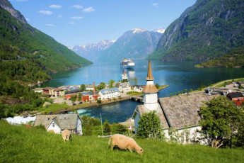 HI Hellesylt : Harbour near the Hellesylt hostel in Norway