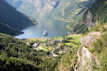 HI Hellesylt : Harbour near the Hellesylt hostel in Norway