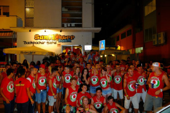 Sunflower Beach Backpacker Hostel : Grupo de pessoas Tendo uma bebida no Bar no Sunflower Praia Backpackers Hostel, Itália