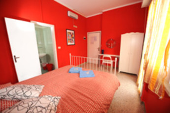 Sunflower Beach Backpacker Hostel : Grupo de pessoas relaxar no Lounge no Sunflower Beach Backpackers Hostel, Itália