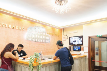 Alessandro Downtown & Bar : 