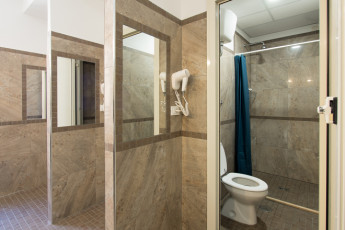 Alessandro Downtown & Bar : 