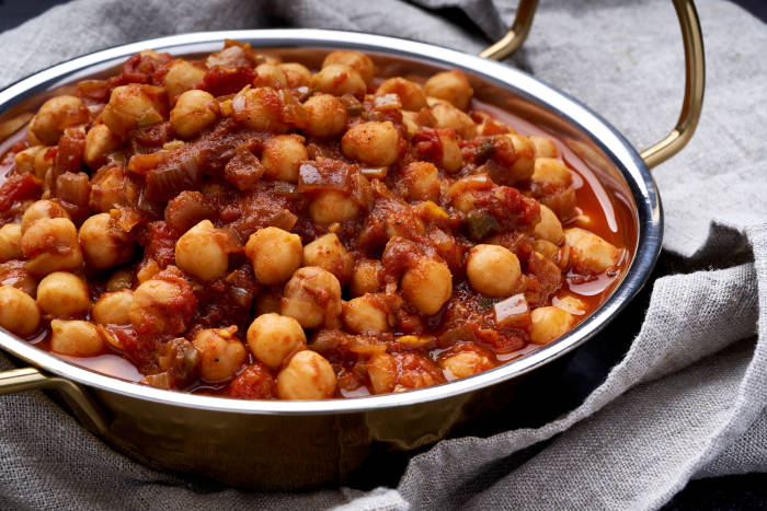 Chickpeas in a warm and spicy tomato sauce