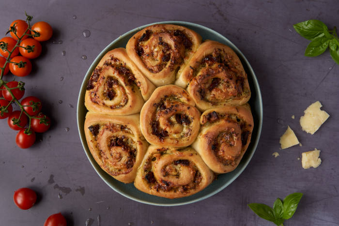 https://res.cloudinary.com/hotcooking/image/upload/f_auto,q_70,w_700/pesto-cheddar-tomato-rolls.jpg