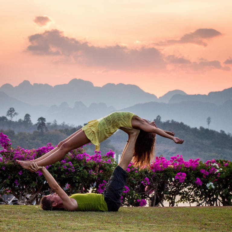 5 yoga poses for couples to strengthen the relationship