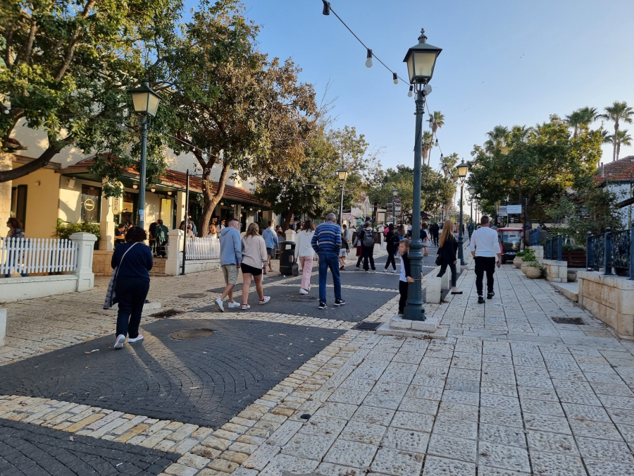 “Edmund” is a Zichron Yaakov and family pub and garden