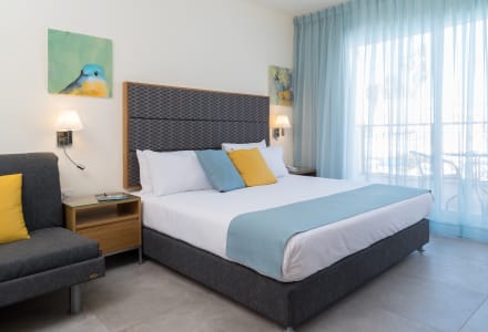 סופיריור פונה לבריכה ומרפסת