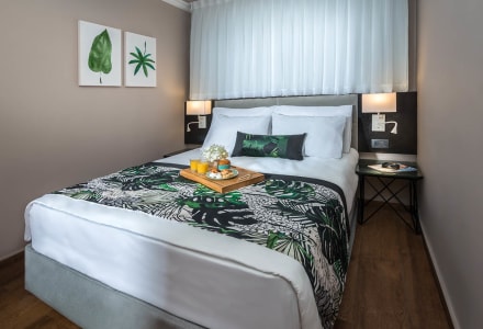 סוויטת פרימיום עם חדר שינה וסלון ויציאה לגינה