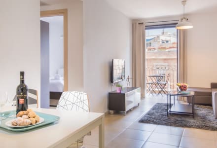 דירת חדר שינה וסלון עם מרפסת