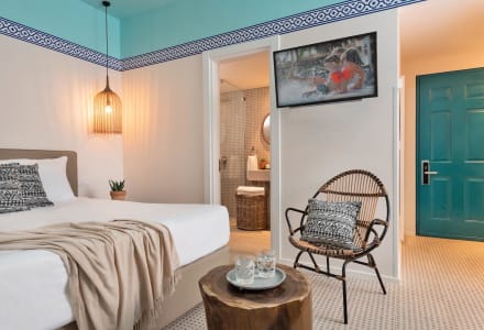 חדר גן עם בריכה פרטית