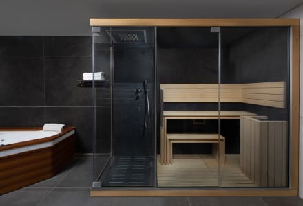 סוויטה עם ג'קוזי וסאונה ונוף צדדי לים