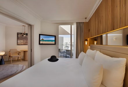 סויטת דלקס פונה לבריכה פרימיום