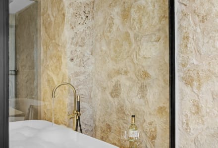 סוויטה ג'וניור עם בריכה גדולה פרטית ומרפסת גדולה