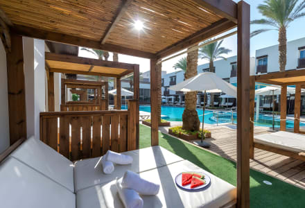 חדר גן פונה לבריכה