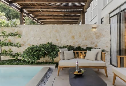 סוויטה ג'וניור עם בריכה גדולה פרטית ומרפסת גדולה