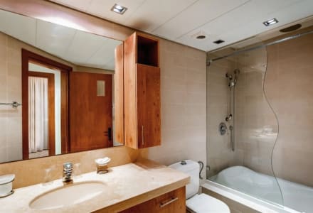 פנטהאוס שני חדרי שינה וסלון עם מרפסת ונוף לבריכה