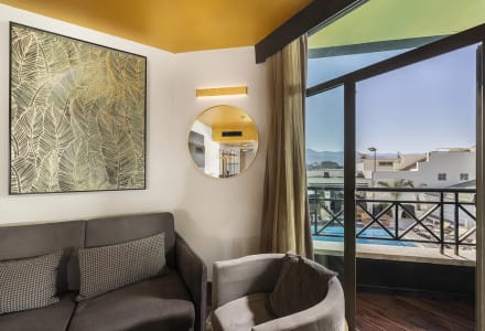 חדר קלאסיק עם מרפסת ונוף לבריכה