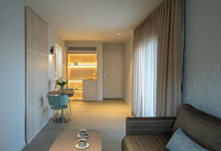 סוויטה פונה לבריכה עם מרפסת