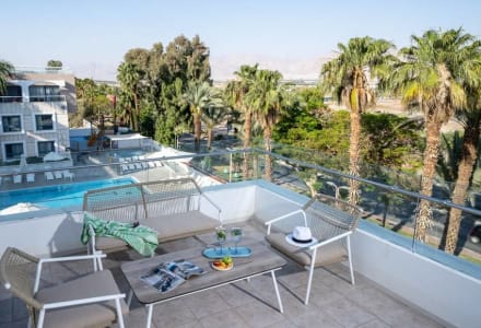 סוויטה פונה לבריכה עם מרפסת