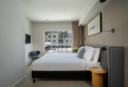 סוויטה רויאל פונה לבריכה