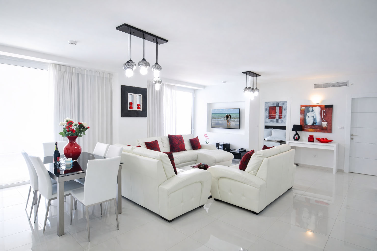 כל הסוויטות במלון פונות לים וכוללות מרפסות גדולות במיוחד ועיצוב עכשווי