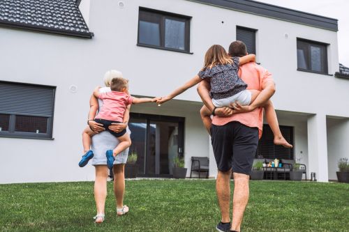 Seattle homeowners considering we buy houses services for a fast closing