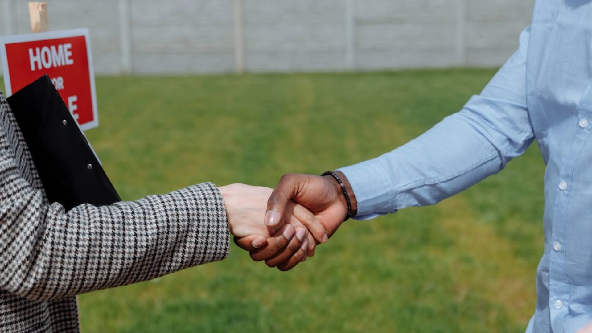 Does an IRS Tax Lien Stop You From Selling Your House
