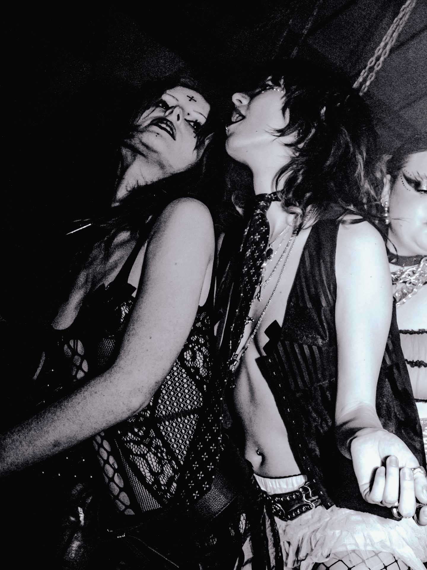 Howl_Rave_15_114_h4jn8w