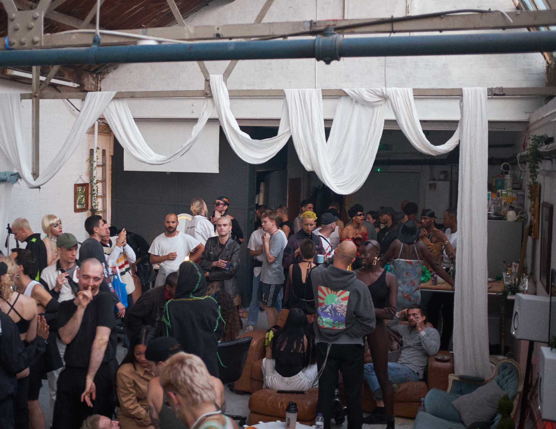 Howl_Rave_01_059_zwcm8m