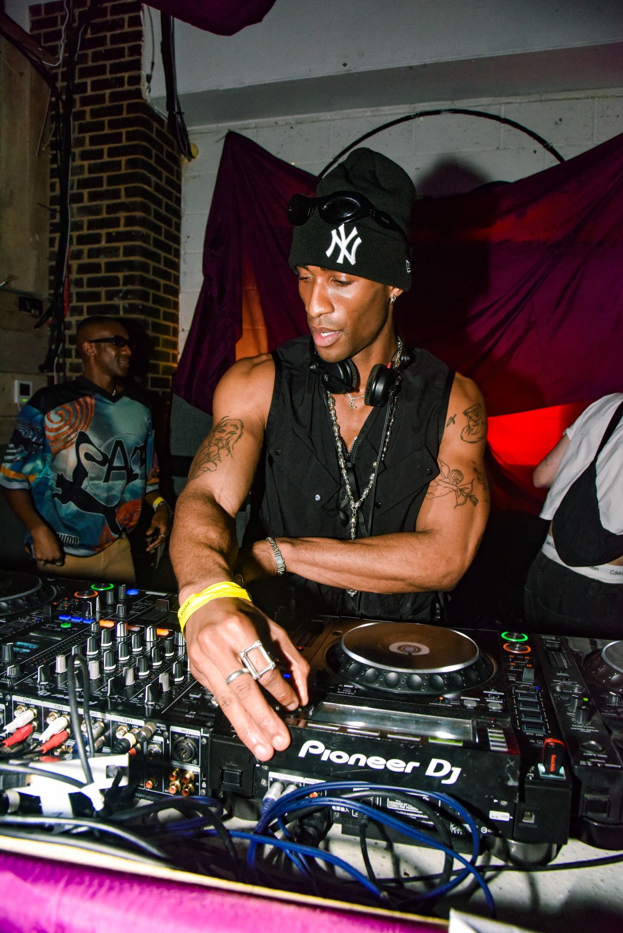 Howl_Rave_19_250_ow5e3q