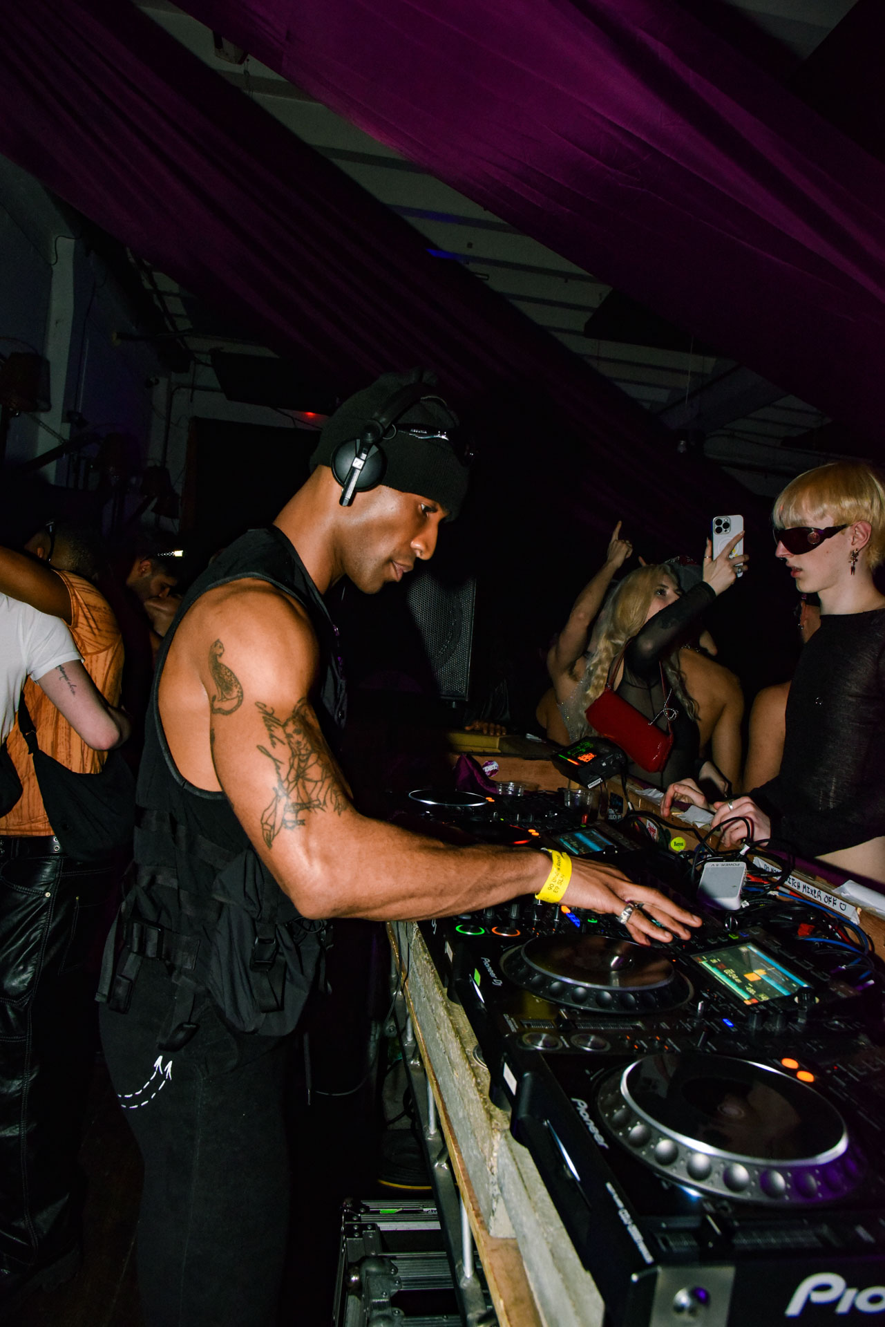 Howl_Rave_19_286_rynwqj