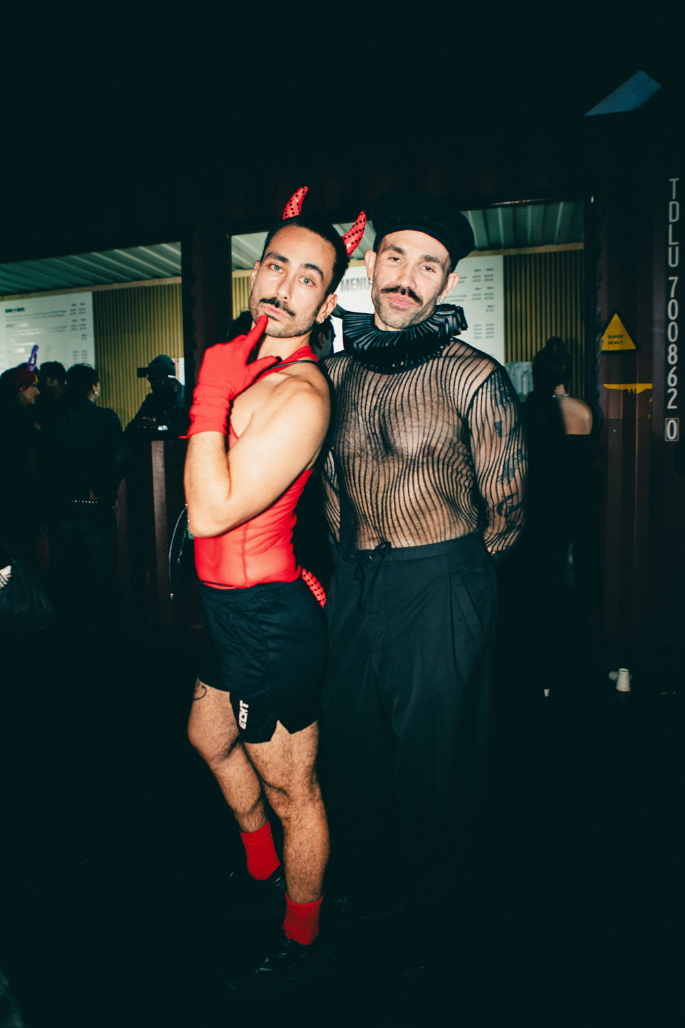 EliseShauna_HOWLOWEEN-05_gsxbgh