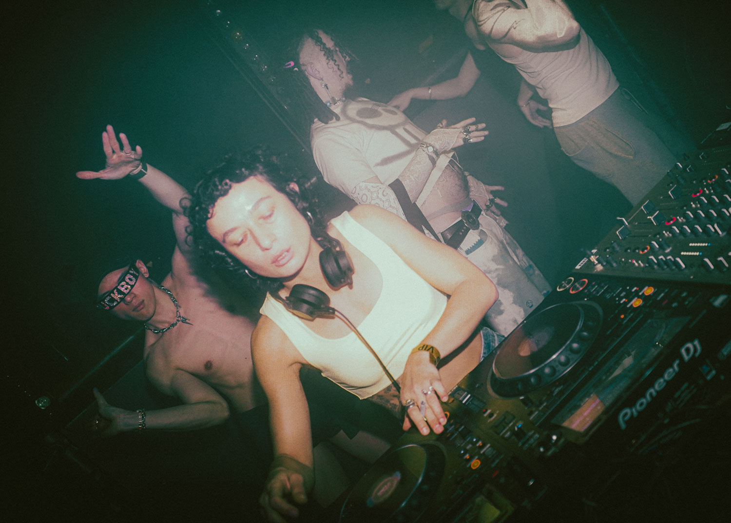 HOWL_LoveBall02_LilyMaguire_DSC01718_skcdss