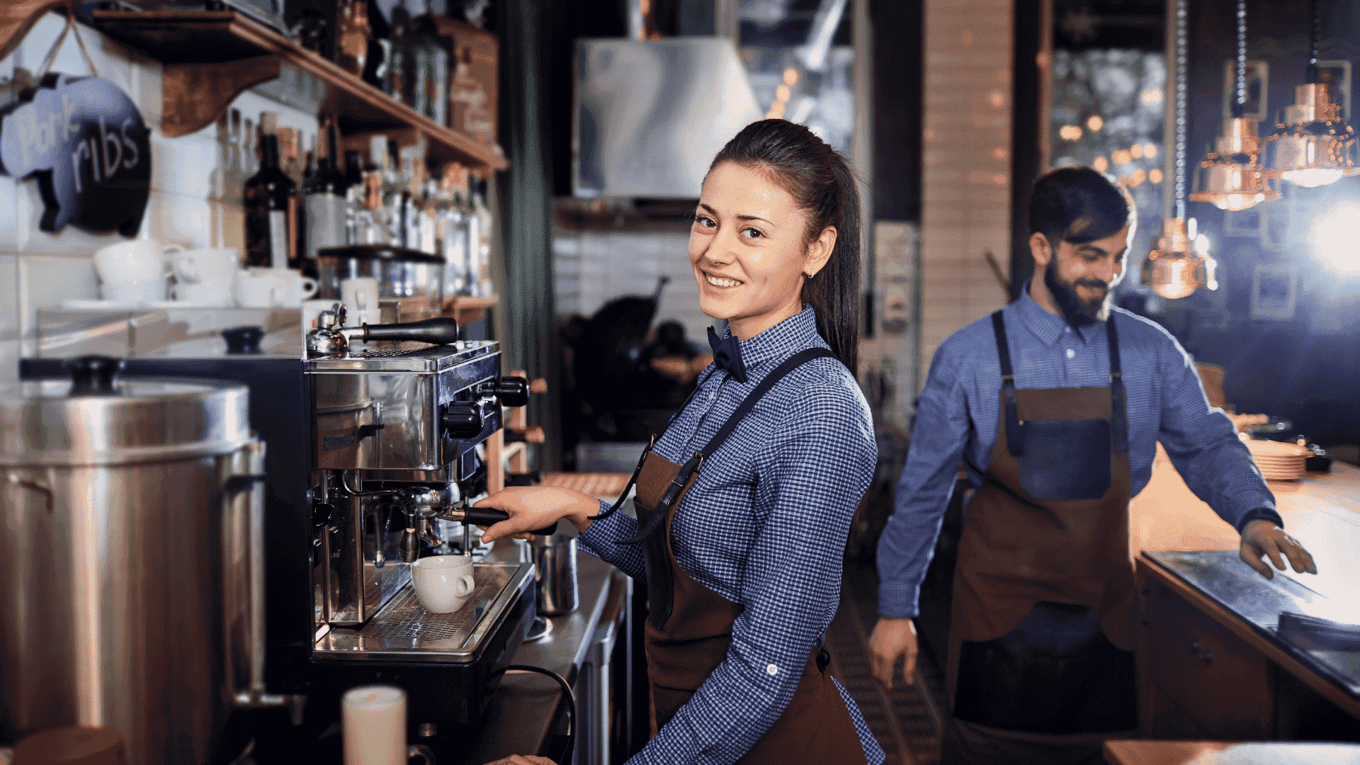 ung jente som jobber