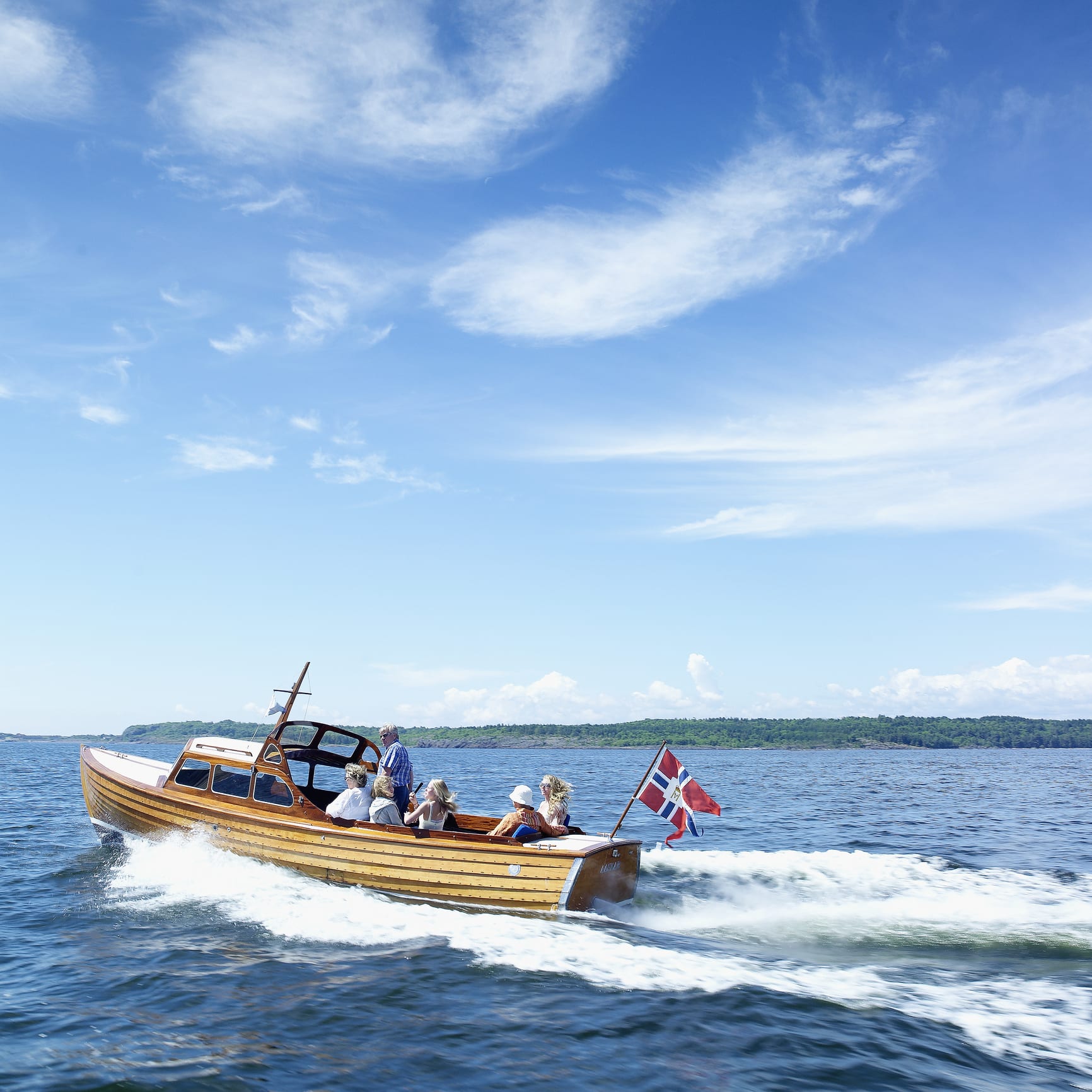Snekke på solfylt fjord