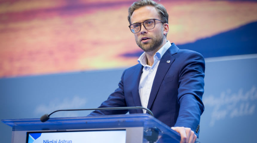 Astrup på talerstolen.