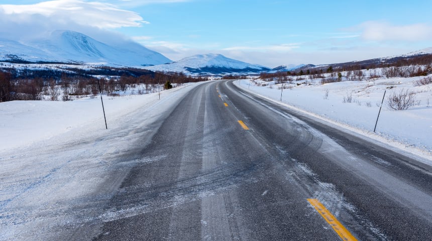 Bilde av vei i vinterlandskap.